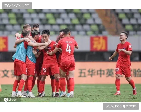 [国际足球]哈尔斯滕贝格传中 奥尔莫头球破门.